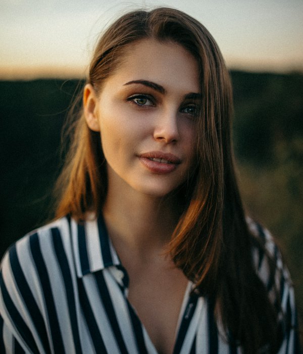 Vrouw in een gestreepte blouse